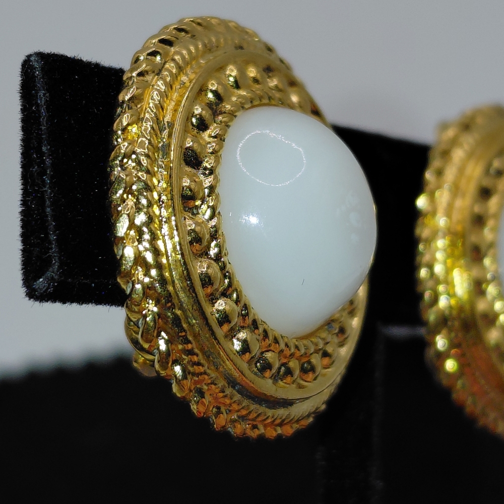 Chanel Vintage Gold Plated Gripoix (Glass) Clip Earrings 80s White - Picture 5 of 7